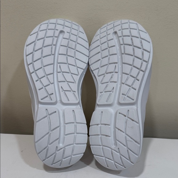 NWT - OOFOS Unisex OOmg Sport White Slip-On Sneakers (Men’s 9 or Women’s 10)